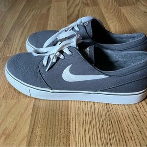 Mens size 9 grey Nike skate shoes